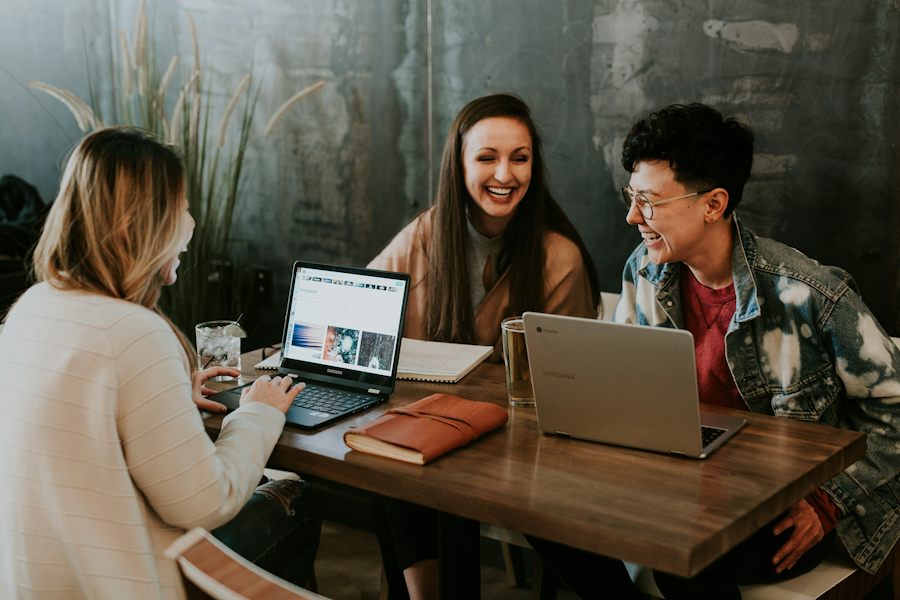 Collègues travaillant sur des documents