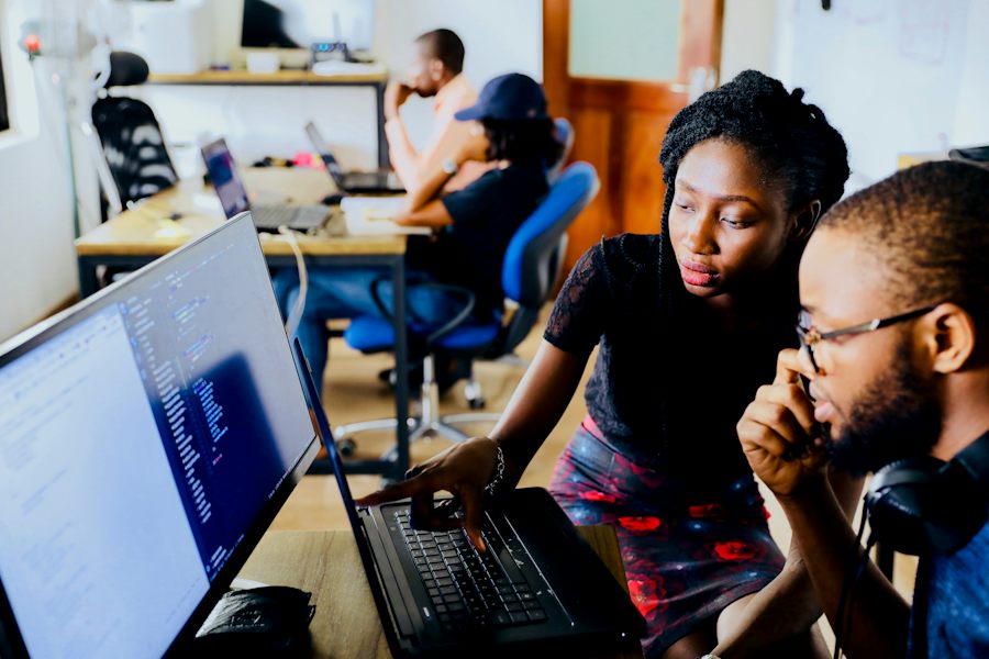 Collaboratrices devant un écran