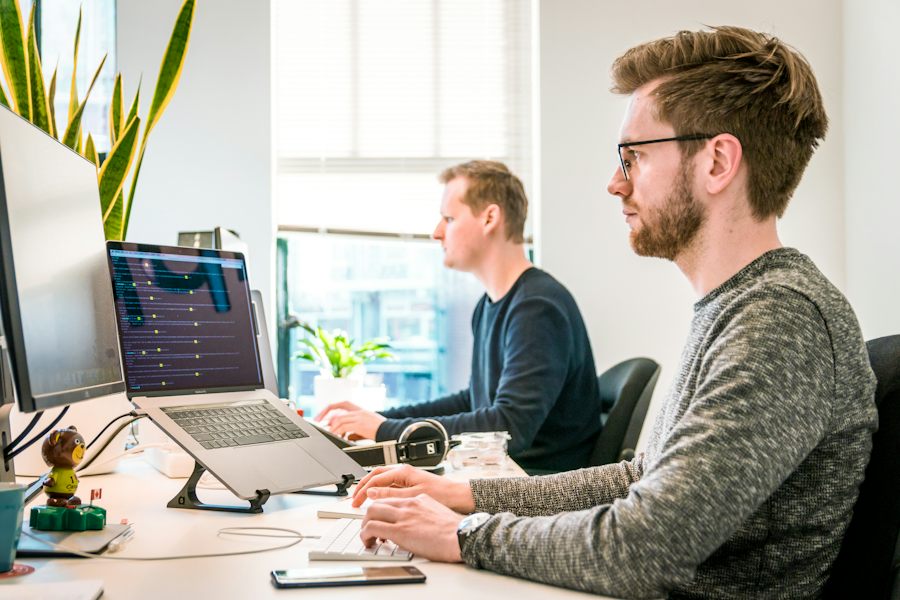 Équipe marketing au travail sur ordinateurs